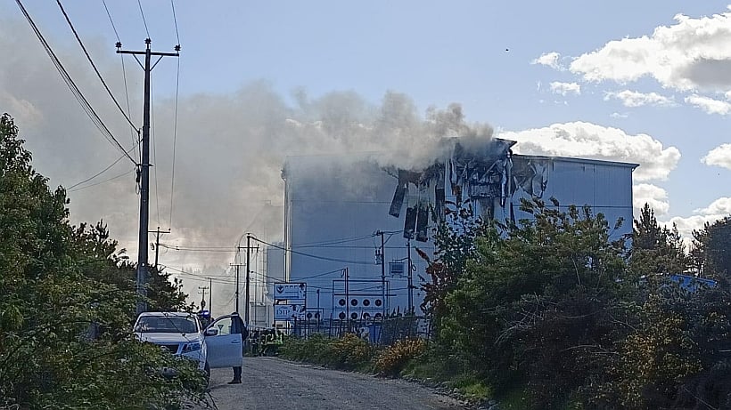 [FOTOS] Incendio industrial en Puerto Varas moviliza a más de cien Bomberos de cinco comunas