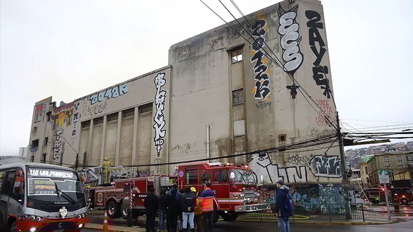 Dueño alerta que exteatro Pacifico sigue “a la deriva” tras incendio: “Me han estado tramitando”