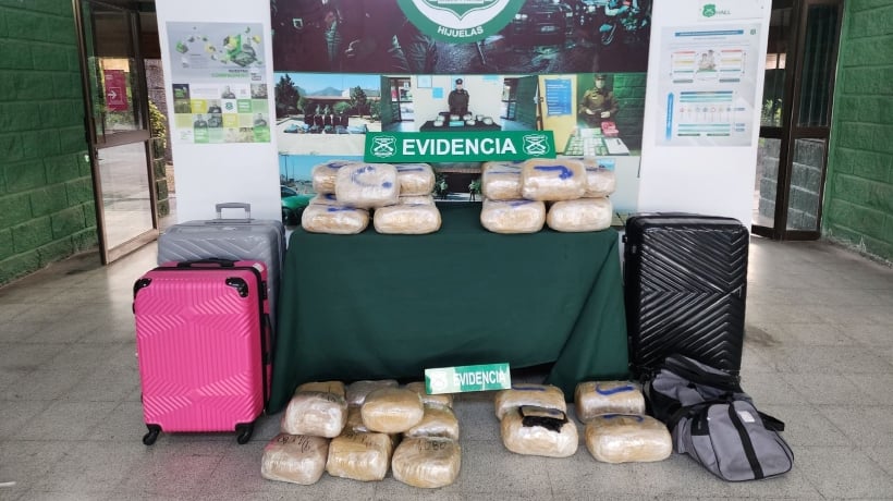 Tres detenidos tras incautación de más de 52 kilos de marihuana en la Ruta 5 Norte Tres detenidos tras incautación de más de 52 kilos de marihuana en la Ruta 5 Norte