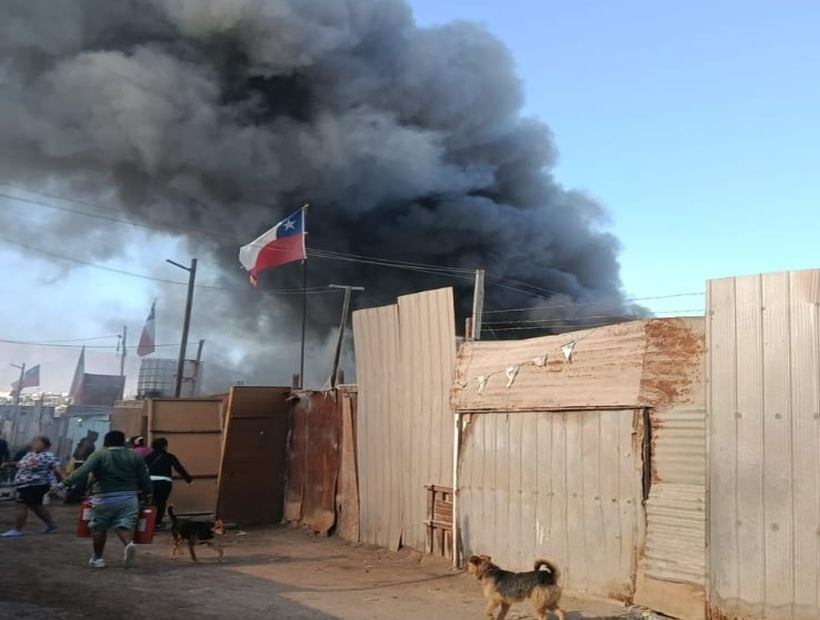Incendio afectó cuatro viviendas en toma en Alto Hospicio Incendio afectó cuatro viviendas en toma en Alto Hospicio