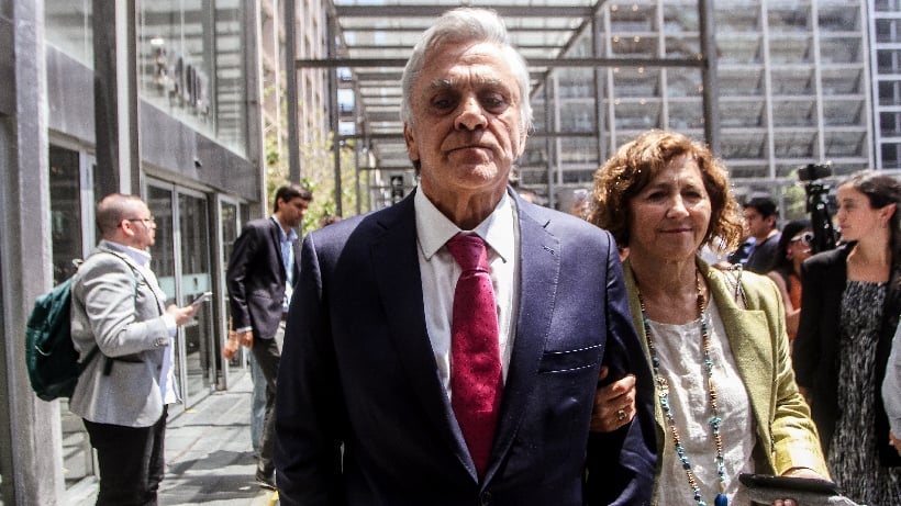 Longueira tras ser absuelto: "A pesar del alivio de este fallo, nada va a reponer el daño que le han hecho a mi familia" Longueira tras ser absuelto: "A pesar del alivio de este fallo, nada va a reponer el daño que le han hecho a mi familia"