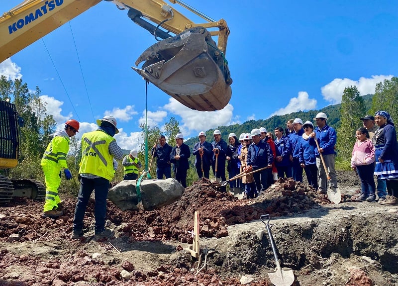 MOP puso primera piedra para asfaltar los 25 kilómetros de la Ruta Rupumeica Alto-Rupumeica Bajo en Lago Ranco MOP puso primera piedra para asfaltar los 25 kilómetros de la Ruta Rupumeica Alto-Rupumeica Bajo en Lago Ranco
