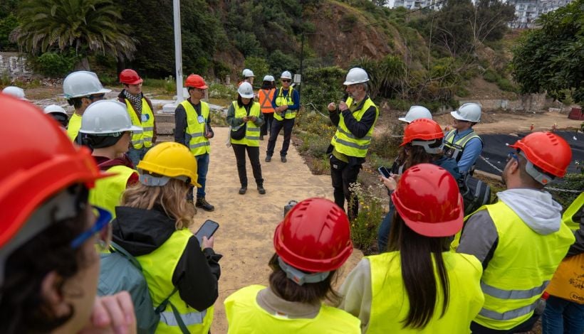 Jóvenes investigadores internacionales conocen en terreno el proyecto Las Salinas Jóvenes investigadores internacionales conocen en terreno el proyecto Las Salinas