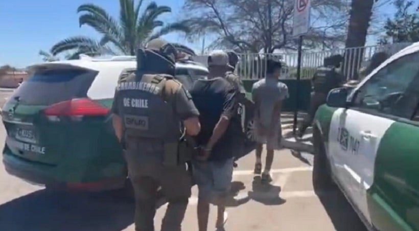 Tres detenidos: Carabineros recupera camioneta robada antes que su dueño realizara denuncia en Arica Tres detenidos: Carabineros recupera camioneta robada antes que su dueño realizara denuncia en Arica