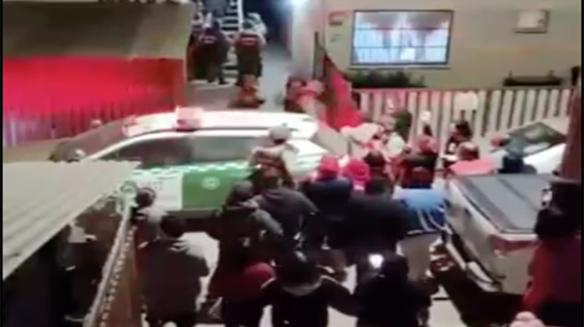 Indignación en San Antonio: vecinos atacan a presunto abusador y prenden fuego a su auto Indignación en San Antonio: vecinos atacan a presunto abusador y prenden fuego a su auto