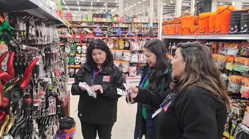Salud fiscaliza locales de venta de máscaras y disfraces en Osorno Salud fiscaliza locales de venta de máscaras y disfraces en Osorno