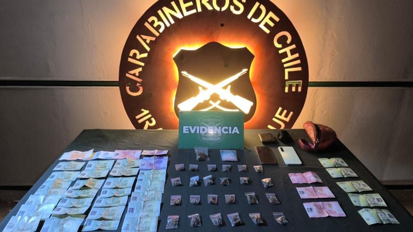Sorprenden a dos sujetos que realizaban transacción de marihuana en el centro de Iquique Sorprenden a dos sujetos que realizaban transacción de marihuana en el centro de Iquique