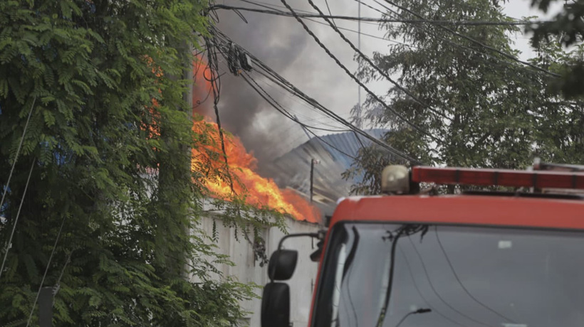Incendio afecta a fábrica de neumáticos en Pedro Aguirre Cerda Incendio afecta a fábrica de neumáticos en Pedro Aguirre Cerda