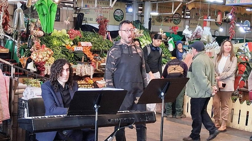 Cantantes líricos del Teatro Municipal llevaron la ópera a la Feria Pinto