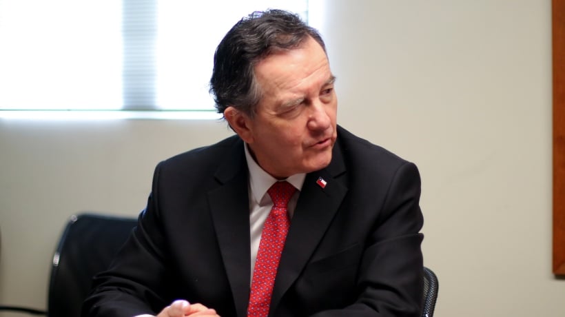 Roberto Ampuero: &quot;Lo que ha ocurrido con Valparaíso es un crimen cultural sin nombre&quot;