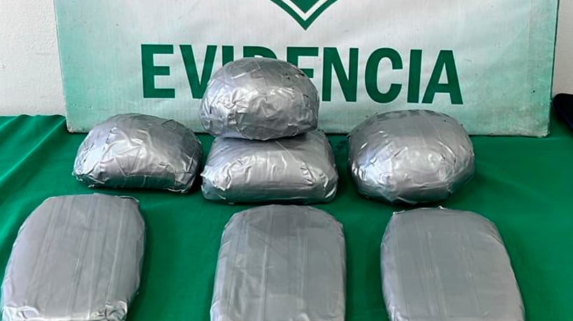 Carabineros logró incautar más de 8 kilos de drogas durante control policial en la localidad de Huara Carabineros logró incautar más de 8 kilos de drogas durante control policial en la localidad de Huara