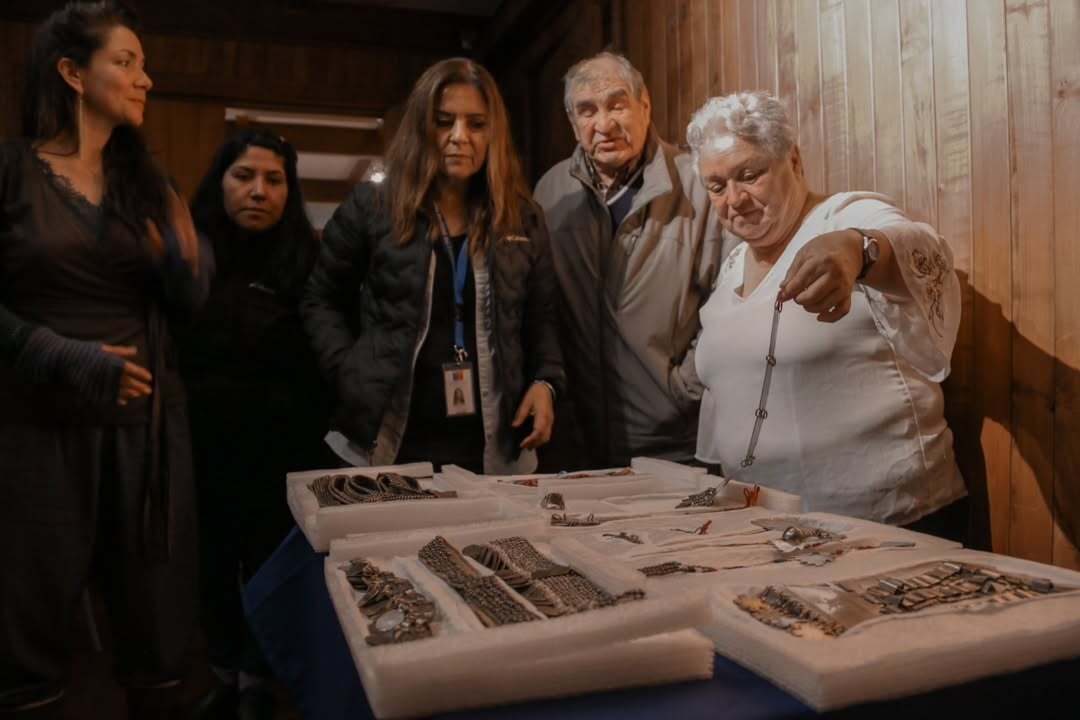 Centro Cultural Museo y Memoria de Neltume recibió donación de joyas mapuche Centro Cultural Museo y Memoria de Neltume recibió donación de joyas mapuche