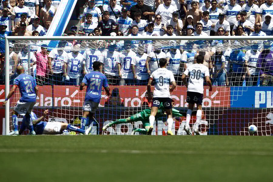 Universidad Católica venció por 1-0 a Universidad de Chile Universidad Católica venció por 1-0 a Universidad de Chile