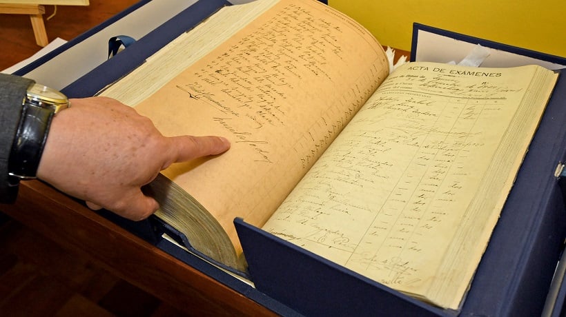 Acta de notas restaurada firmada por Lucila Godoy regresa al Liceo Gabriela Mistral de Temuco Acta de notas restaurada firmada por Lucila Godoy regresa al Liceo Gabriela Mistral de Temuco