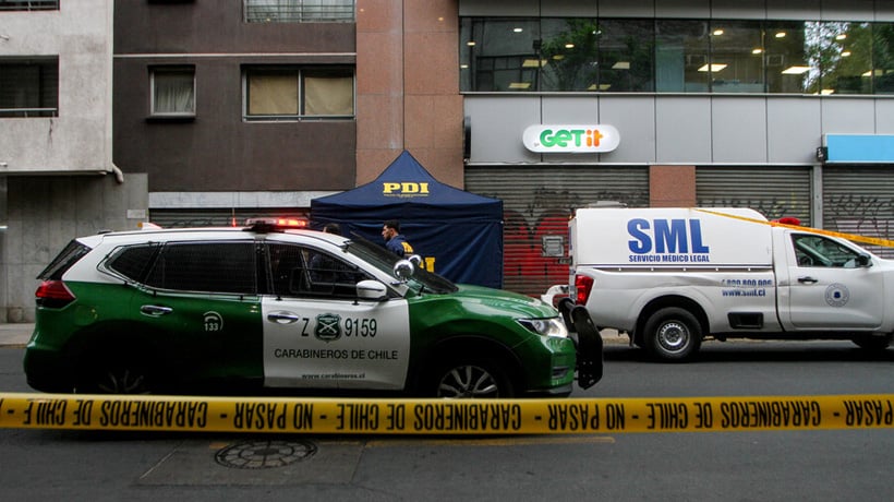 PDI investiga hallazgo de cuerpo de mujer en pleno centro de Santiago PDI investiga hallazgo de cuerpo de mujer en pleno centro de Santiago