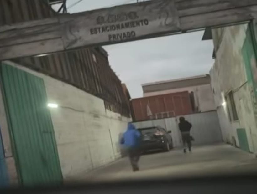 [VIDEO] Viralizan asalto de joven en estacionamiento en pleno centro de Iquique: sujetos robaron especies