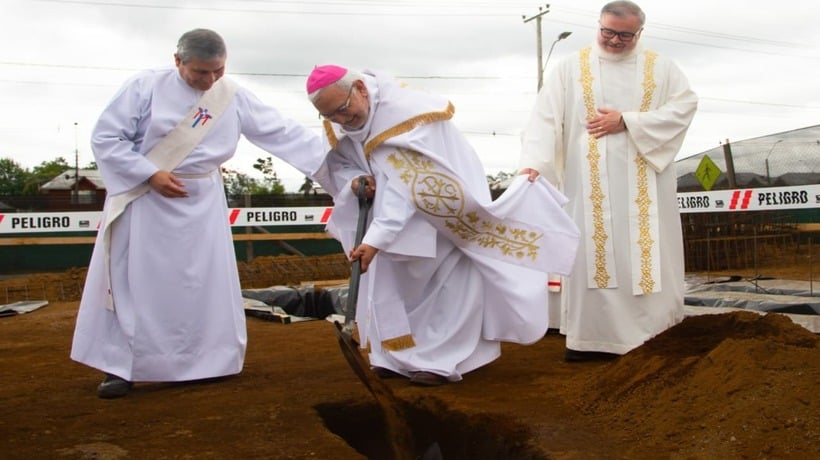 Colocan primera piedra del nuevo templo parroquial en el sector Labranza de Temuco