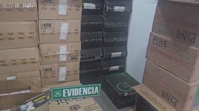 Decomisan más de 50 mil cajetillas de cigarrillos de contrabando tras accidente de tránsito en Alto Hospicio Decomisan más de 50 mil cajetillas de cigarrillos de contrabando tras accidente de tránsito en Alto Hospicio