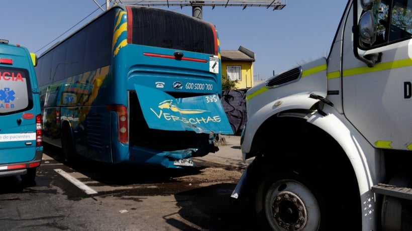 Bus colisionó con camión en la Ruta 5 Norte: auxiliar resultó con lesiones graves en Llay Llay Bus colisionó con camión en la Ruta 5 Norte: auxiliar resultó con lesiones graves en Llay Llay