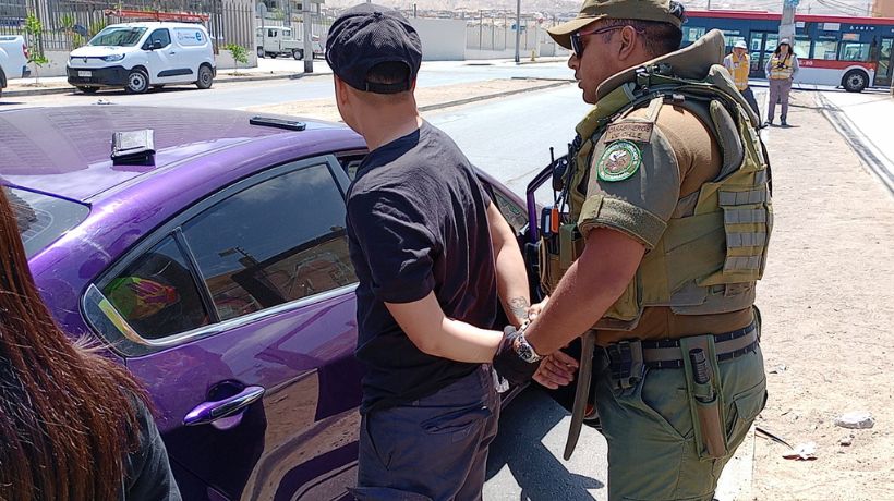 Salió a comprar colación, pero fue detenido: Fiscalización termina con la captura de un prófugo en Antofagasta Salió a comprar colación, pero fue detenido: Fiscalización termina con la captura de un prófugo en Antofagasta