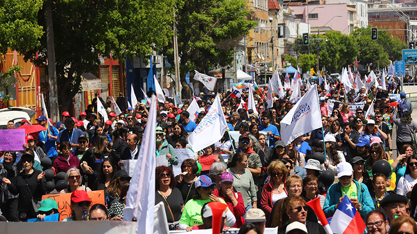 [FOTOS] Masiva marcha de funcionarios de la salud municipal se realizó en Valparaíso