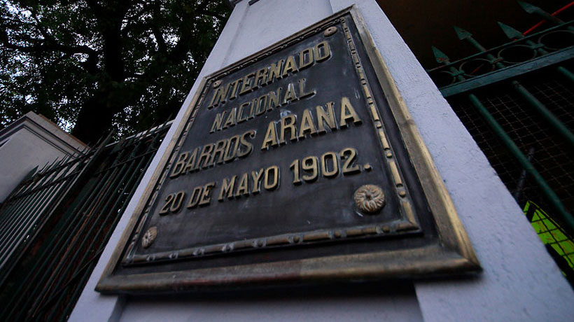 Menores imputados por molotov en el INBA quedaron con arresto domiciliario nocturno y sujeción al Sename Menores imputados por molotov en el INBA quedaron con arresto domiciliario nocturno y sujeción al Sename