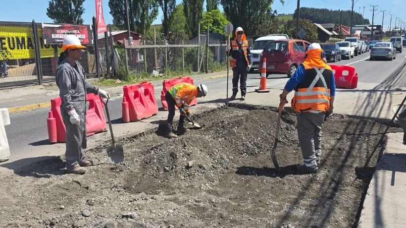 Comienzan trabajos de reparación de calzada en Alerce