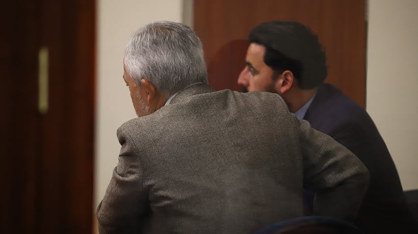 Condenan a exjuez que grababa a mujeres en gimnasio de Concón a 41 días de cárcel: los cumplirá en libertad Condenan a exjuez que grababa a mujeres en gimnasio de Concón a 41 días de cárcel: los cumplirá en libertad