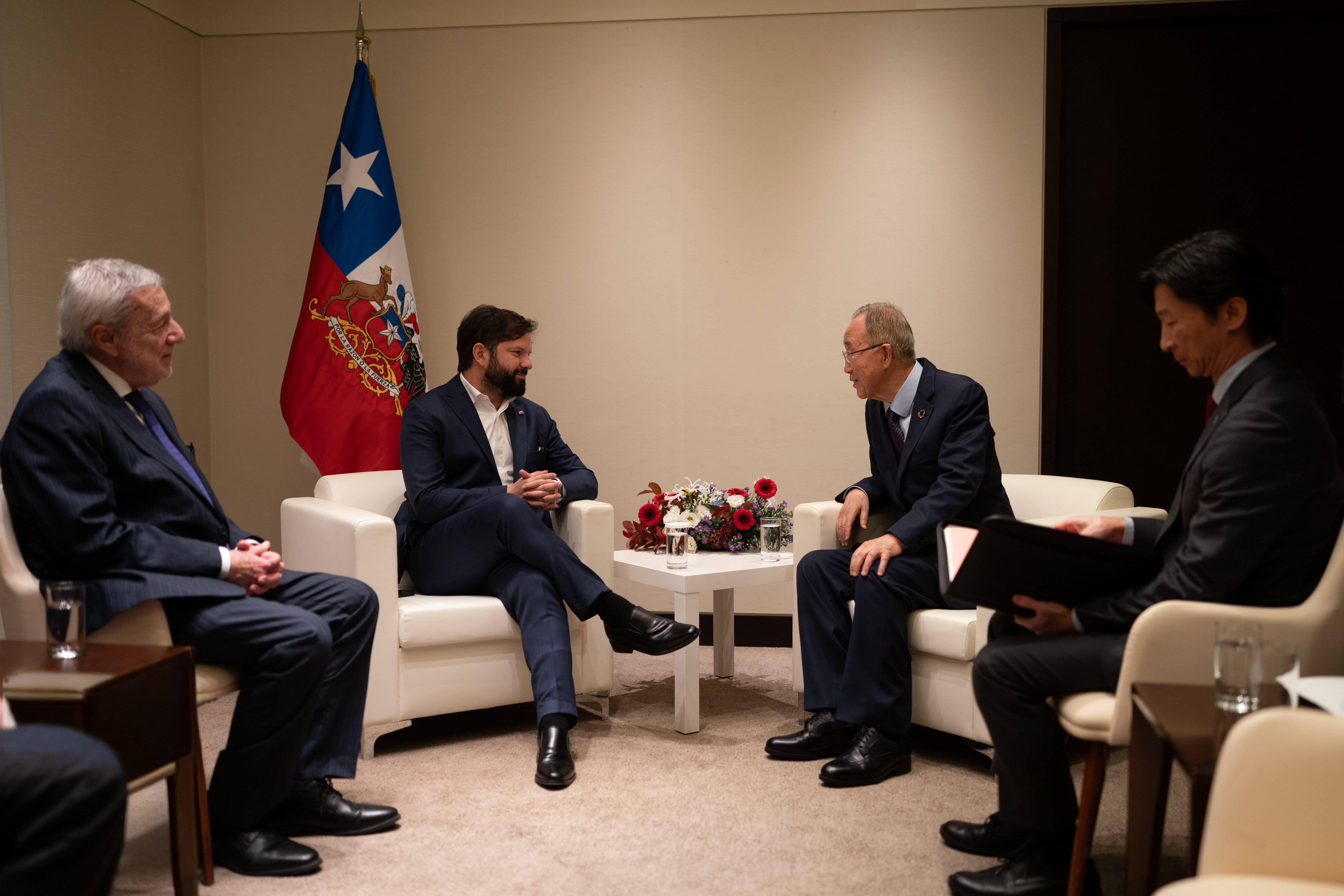 En medio de gira por Corea del Sur: Boric aborda campaña de Bachelet con ex Secretario General de la ONU En medio de gira por Corea del Sur: Boric aborda campaña de Bachelet con ex Secretario General de la ONU
