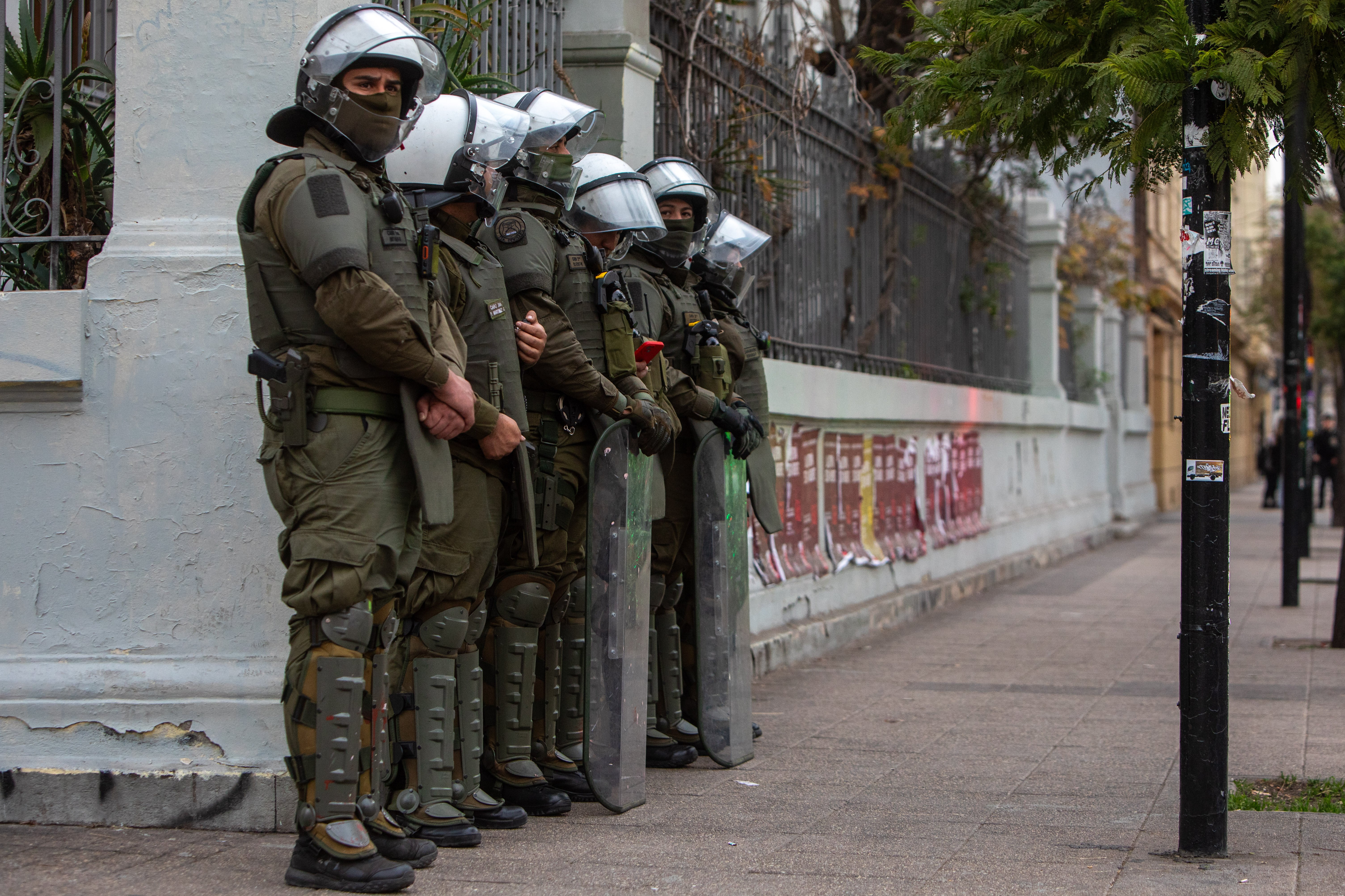 Por desórdenes en Liceo Lastarria: Tres sujetos fueron detenidos por personal policial Por desórdenes en Liceo Lastarria: Tres sujetos fueron detenidos por personal policial