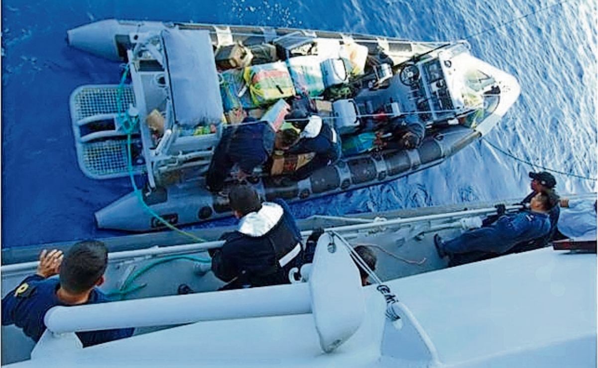 Armada colombiana incauta casi tres toneladas de cocaína en una lancha rápida del Pacífico Armada colombiana incauta casi tres toneladas de cocaína en una lancha rápida del Pacífico