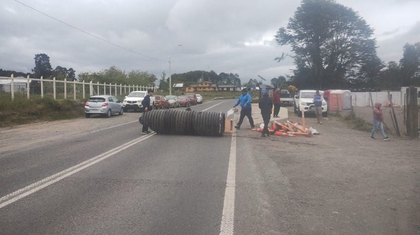 Trabajadores de Tranqui SpA bloquearon ruta de Curaco de Vélez - Achao Trabajadores de Tranqui SpA bloquearon ruta de Curaco de Vélez - Achao