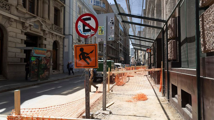 Avanzan las obras de mejoramiento de aceras en el centro cívico de Valparaíso Avanzan las obras de mejoramiento de aceras en el centro cívico de Valparaíso