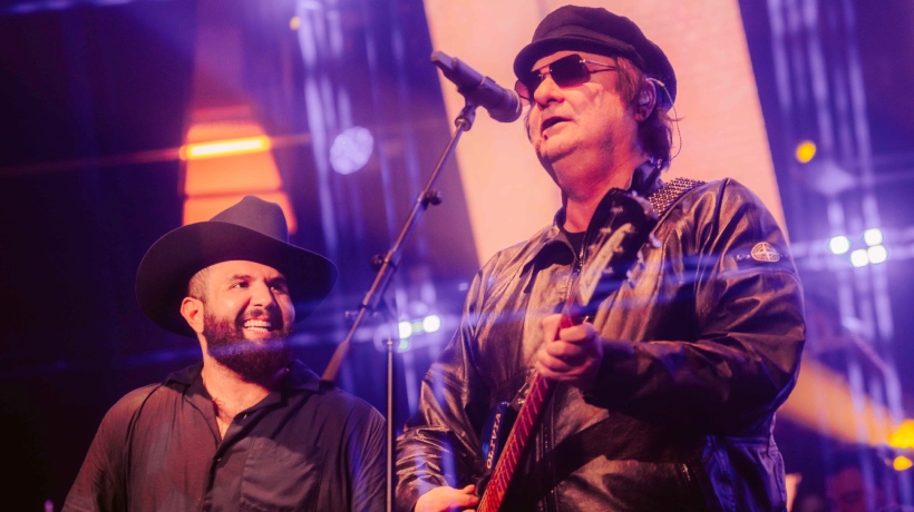 [FOTOS] Con Álvaro Henríquez y Arturo Vidal: Carín León encantó al Movistar Arena