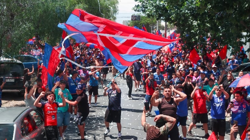 [FOTOS] Hinchas de la &quot;U&quot; recibieron masivamente al plantel tras quedar eliminado de la Sudamericana