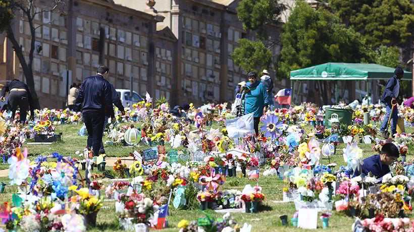 [FOTOS] Entre flores y memorias: así se vivió la masiva visita a los cementerios de Valparaíso