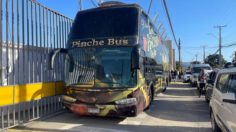 [VIDEO] Se intentó, pero no resultó: bus de Los Pincheira del Sur se quedó sin poder entrar al Lucio Fariña