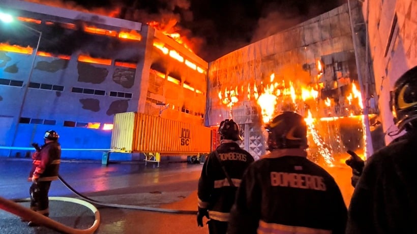 [VIDEO] Incendio de gran escala afecta a los galpones del sector ZOFRI en Iquique