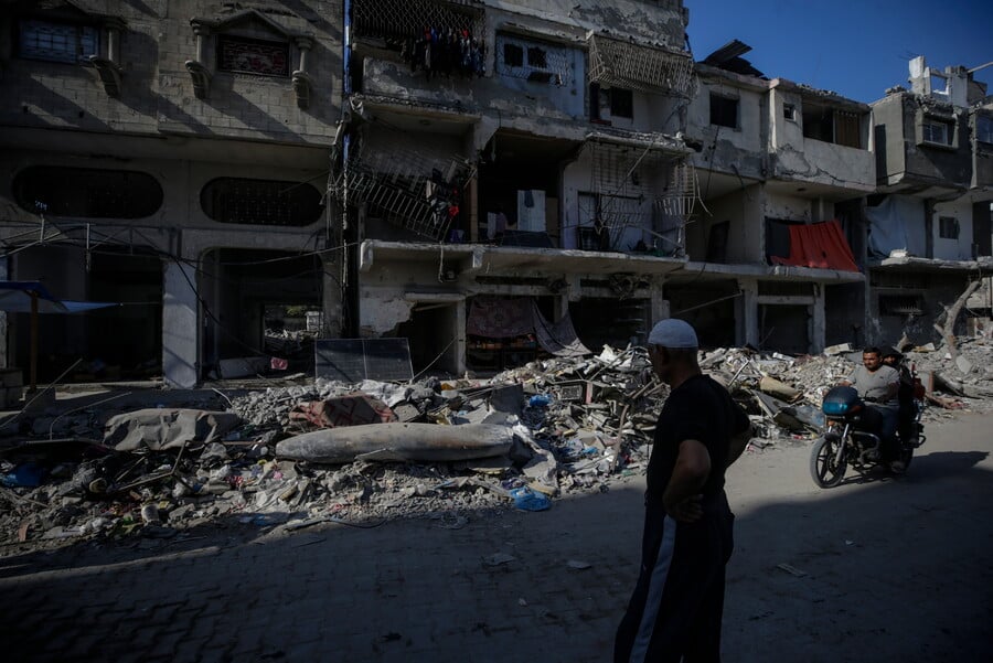 Ejército israelí sigue destruyendo edificios residenciales en Gaza pese al alto el fuego