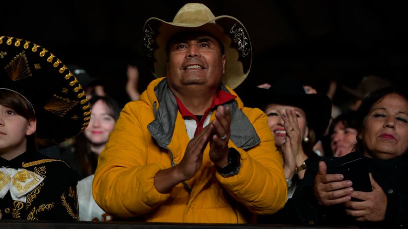 [GALERÍA DE FOTOS] Pedro Fernández cerró con &quot;La de la mochila azul&quot; junto a su nieto