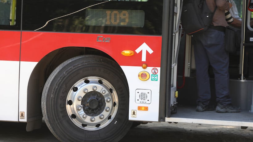 Choque entre camión que volcó y bus RED afectó al tránsito en el centro de Santiago