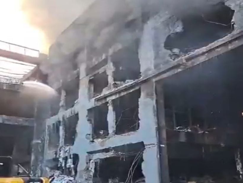 Bomberos de Iquique continúan trabajando en focos de incendio en Zona Franca para evitar propagación