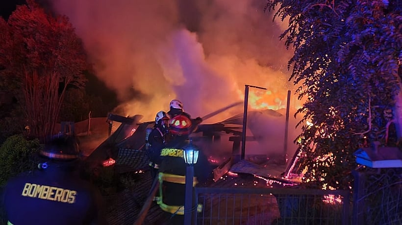 Incendios arrasaron dos casas en Dalcahue y Quellón y dejaron a cinco damnificados