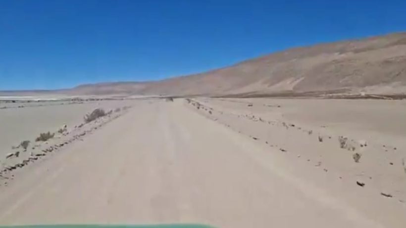 [VIDEO] Tras persecución detienen a dos sujetos que circulaban en vehículo robado en sector Salar del Huasco en Tarapacá