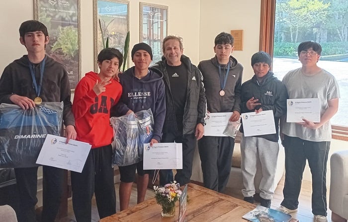 Estudiantes de liceo de Corral se lucieron en regata disputada en Puerto Varas