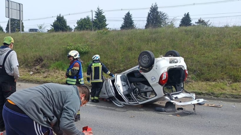Auto de salud municipal de Puerto Montt volcó en caletera de la Ruta 5