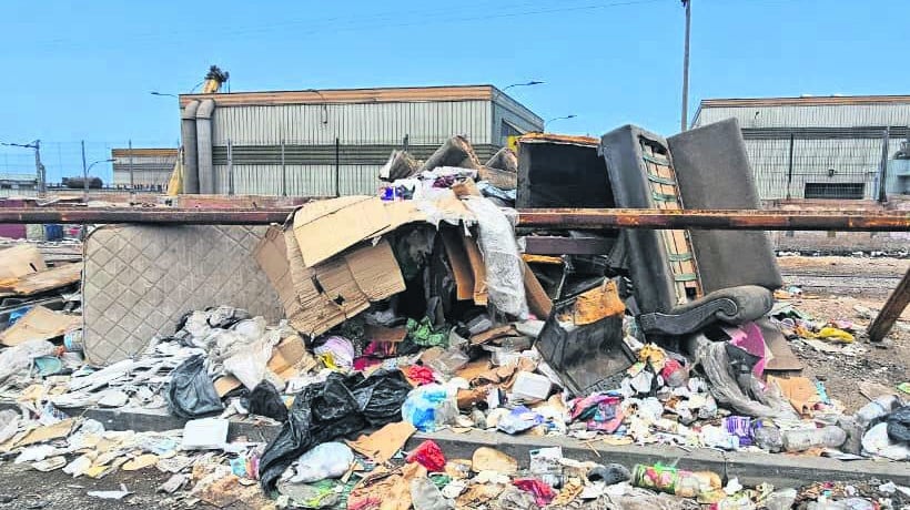 Línea férrea de Antofagasta convertida en foco de basura: más de 100 toneladas de residuos retirada