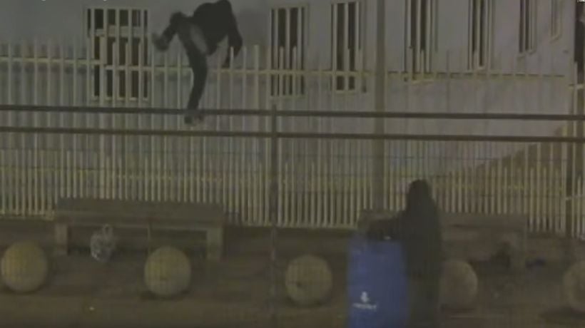 [VIDEO] Cámaras municipales grabaron a sujetos que ingresaron a robar en club de adulto mayor en Alto Hospicio