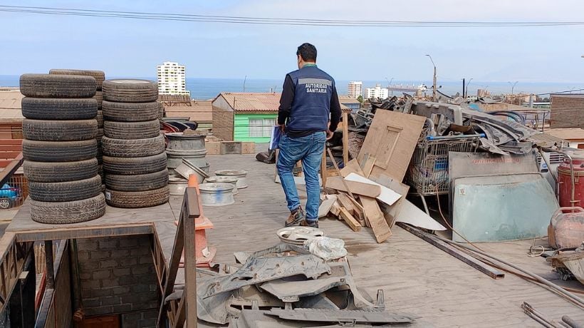 Salud inicia sumario a taller mecánico de Antofagasta por acumulación de neumáticos y sustancias peligrosas