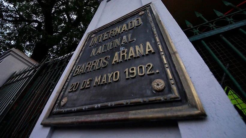 Incidentes en el INBA: Overoles blancos agreden a profesor con un martillo y son sorprendidos con bombas molotov